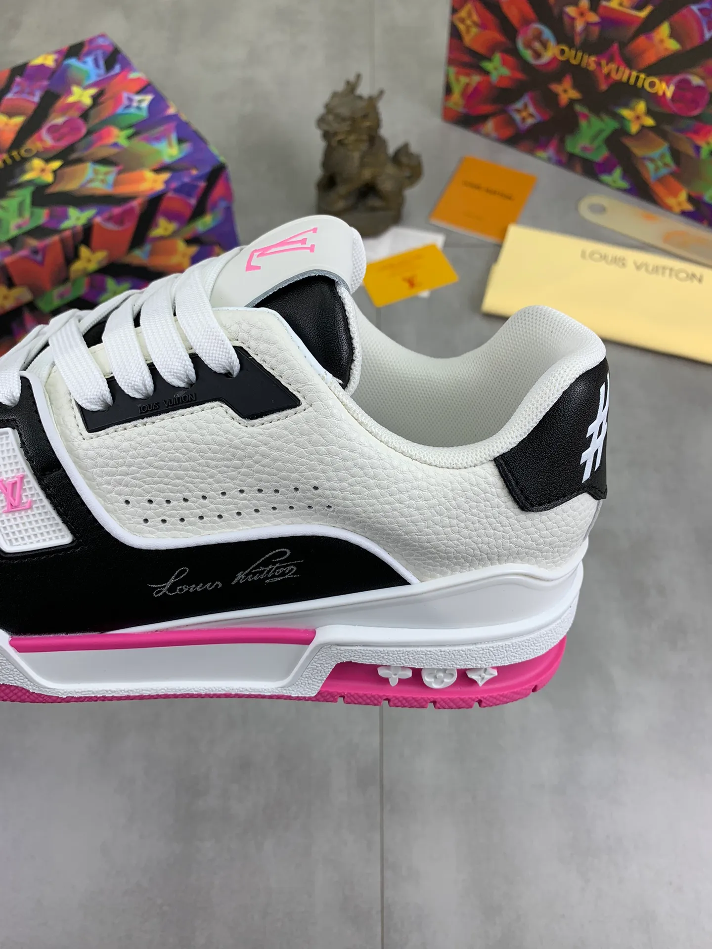 Men's shoes 💰P580 New style 💰💎💎Latest color High version 2025Louis*Vuitto* LV Traine Catwalk TRAINER outsole and fabric private model A shoe that definitely costs a lot of money and effort. This series was designed after the arrival of Vifgil. It is favored by many fans every season. Original TPU outsole Original packaging Men's size: 38-45 (46 can be customized) Color: 3️⃣ colors available (available from stock, super fast delivery)
